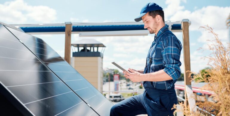 zonnepanelen monteur