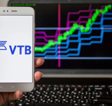 In Rusland melden klanten van VTB, een van de grootste banken, beperkte toegang tot hun geld te midden van toenemende liquiditeitsproblemen.