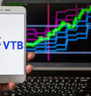 In Rusland melden klanten van VTB, een van de grootste banken, beperkte toegang tot hun geld te midden van toenemende liquiditeitsproblemen.